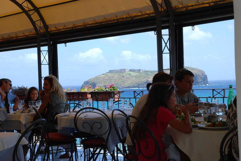 ונטוטנה Hotel Villa Iulia מראה חיצוני תמונה