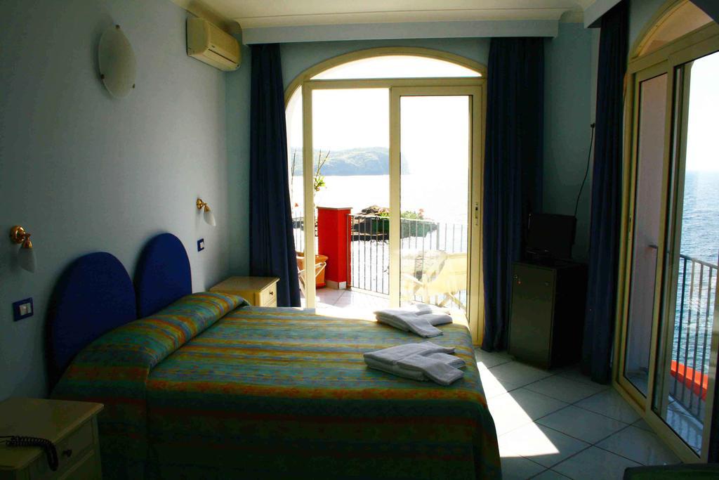 ונטוטנה Hotel Villa Iulia מראה חיצוני תמונה