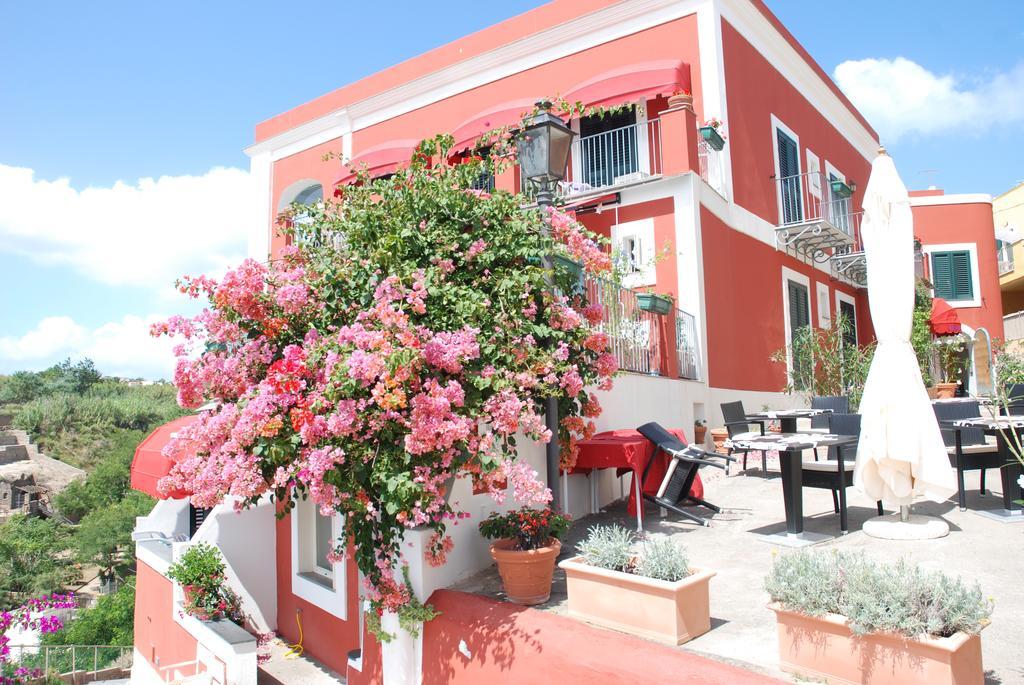 ונטוטנה Hotel Villa Iulia מראה חיצוני תמונה