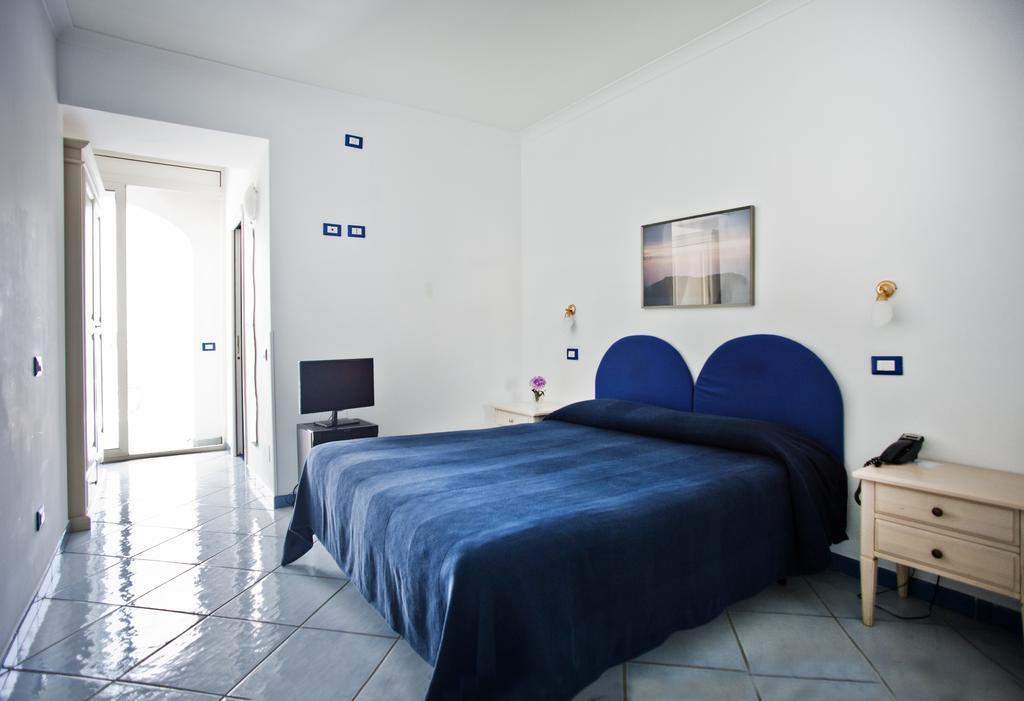 ונטוטנה Hotel Villa Iulia מראה חיצוני תמונה
